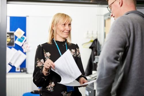 2 people discussing a document